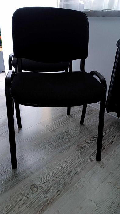 2 z czarne solidne krzesła biurowe konferencyjne - wygodne stabilne