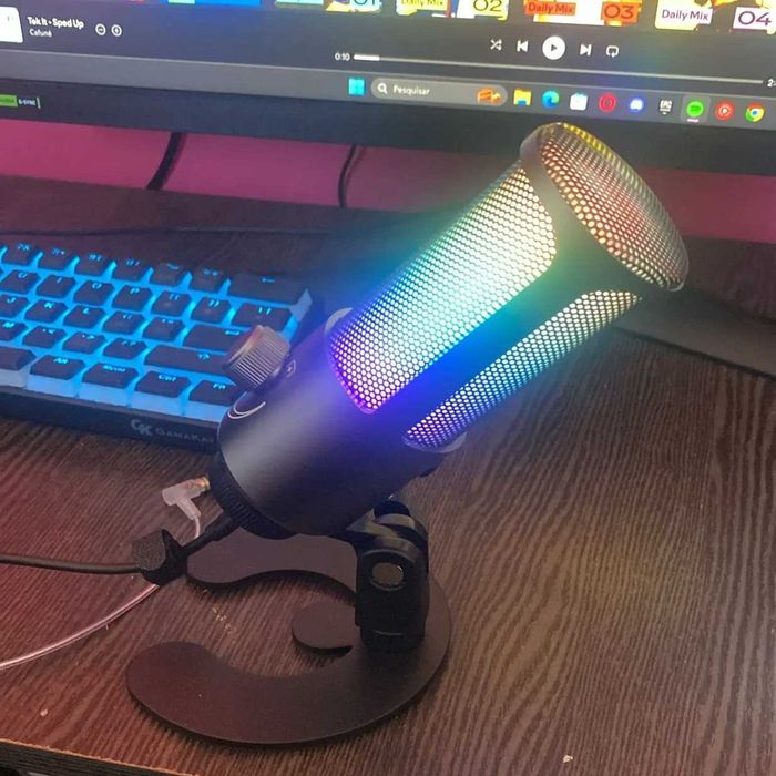 Красивый микрофон с стойкой для студий с RGB подсветкой юсб