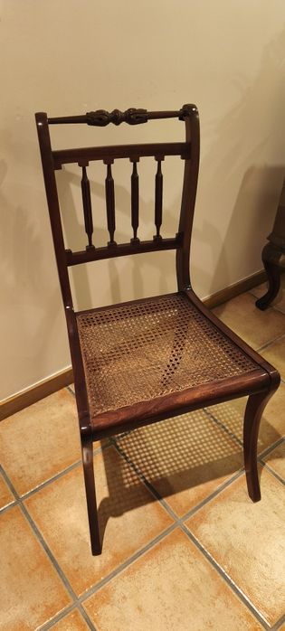 Cadeira em madeira trabalhada e entalhada com palhinha