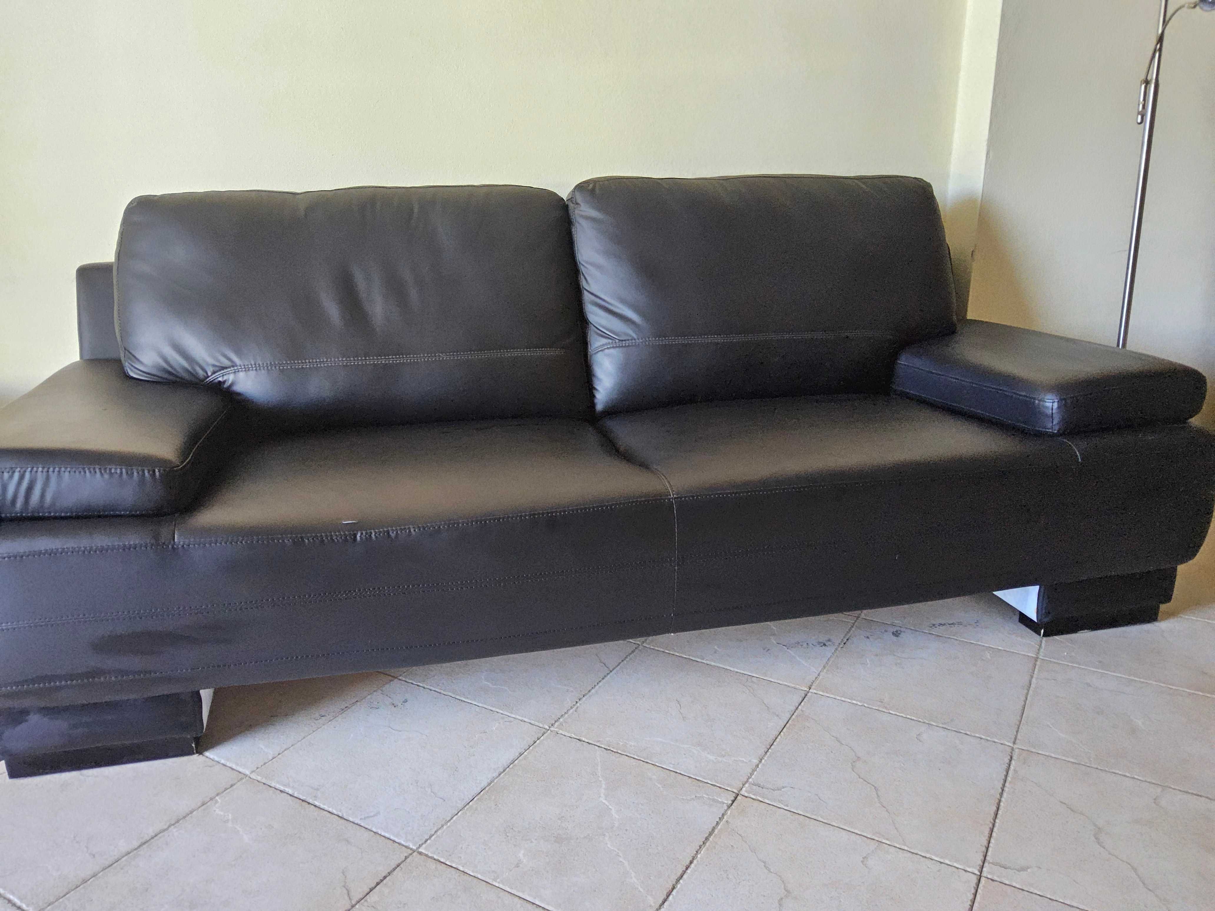 Vendo sofá 2 lugares imitação pele por 200€