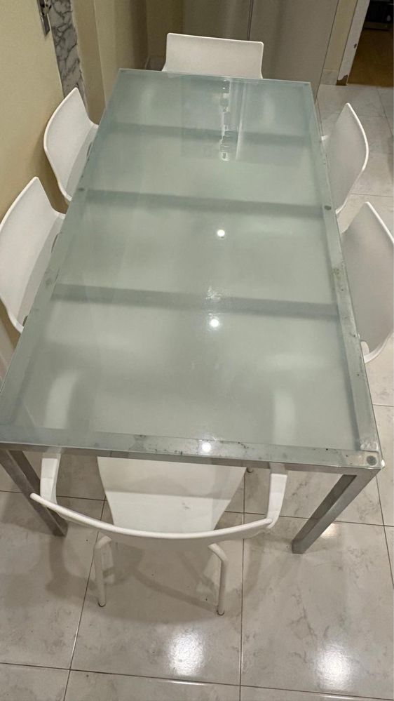 Mesa de vidro com 6 cadeiras brancas