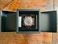 Omega x Swatch Lava SO33O100 – Wulkaniczny Design Biocéramique