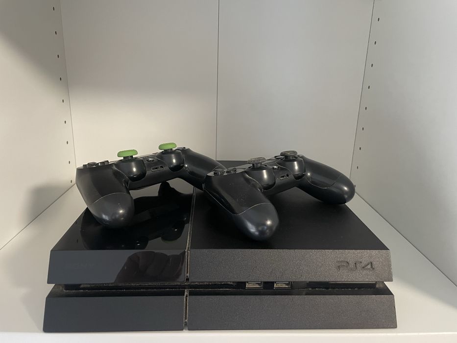 Playstation 4 + 2 comandos