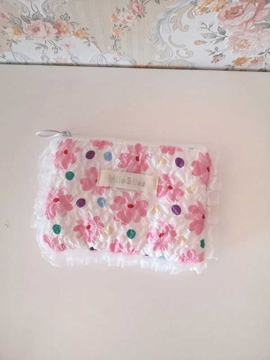 Mała urocza kosmetyczna w kwiaty z falbanką