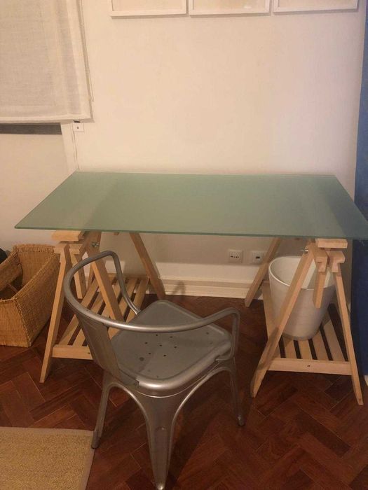 estantes e secretaria para quarto de criança ou escritório