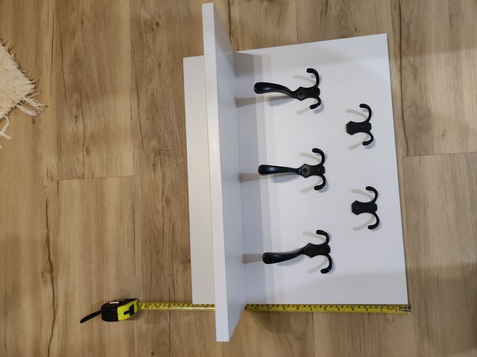 Sprzedam delikatny, stylowy wieszak na ubrania