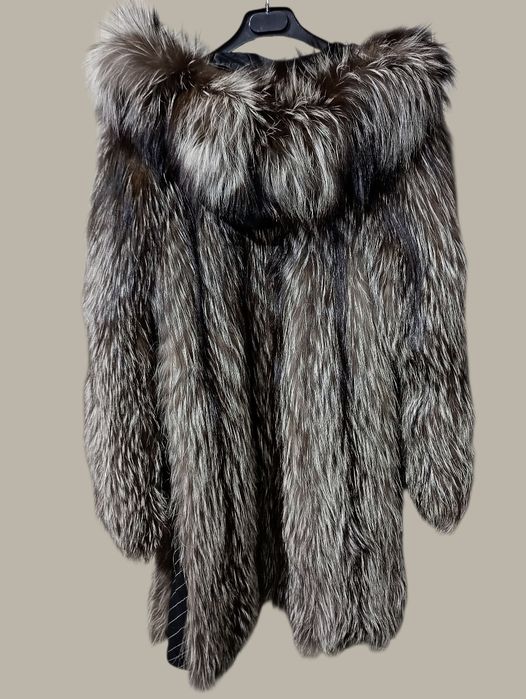 Большой размер.в груди 118см.Натуральная шуба из чернобурки с капюшом