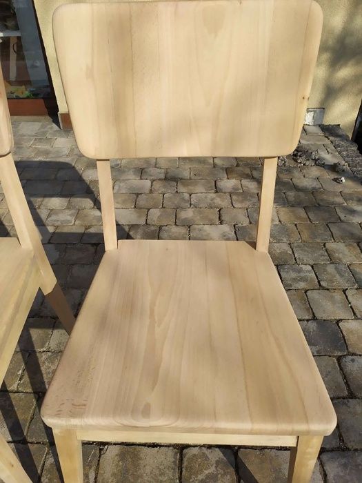 Krzesło po renowacji z litego drewna bukowego w stylu " łagodny Gierek
