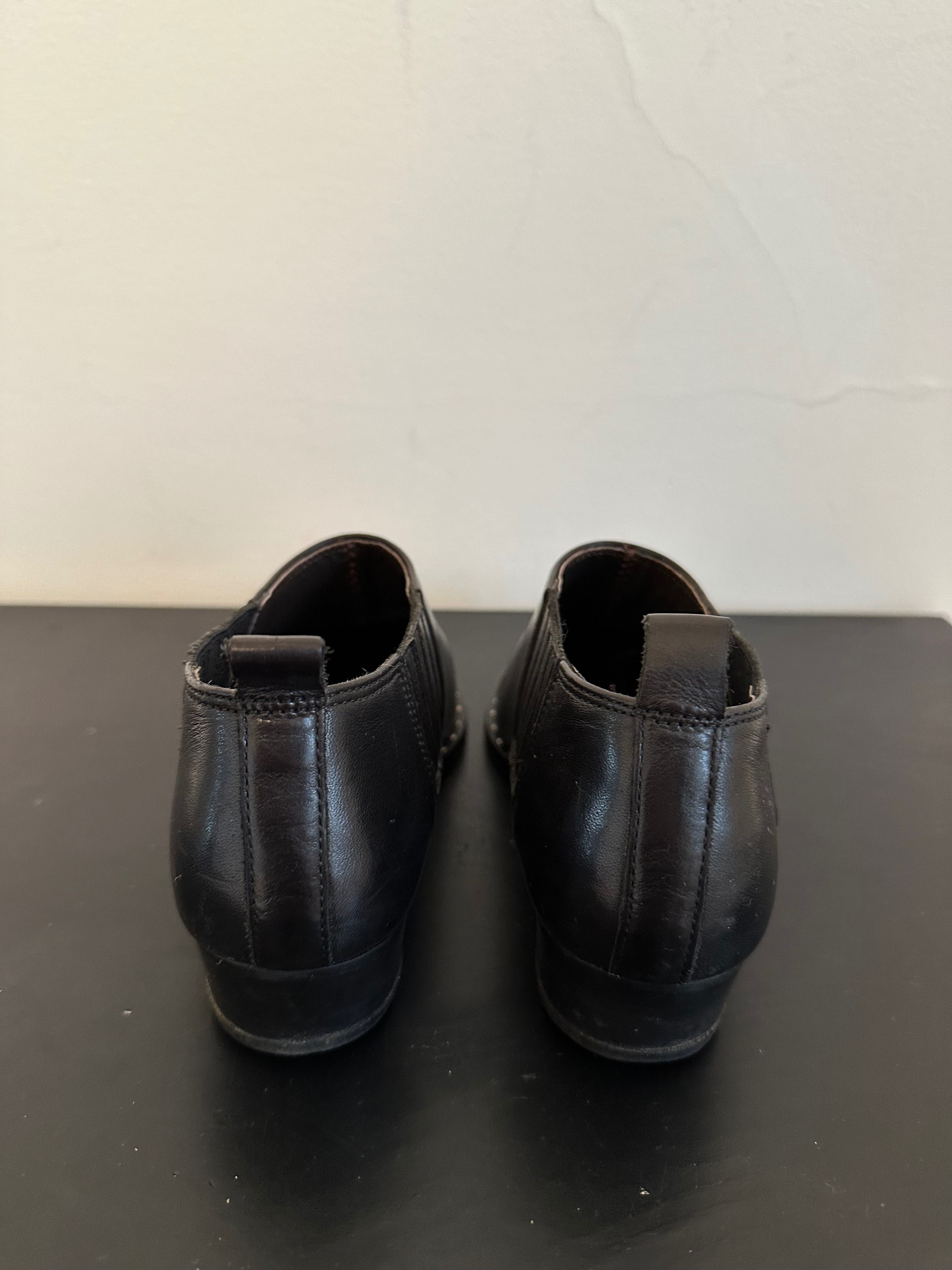 Botins pretos em pele da Clays tamanho 36