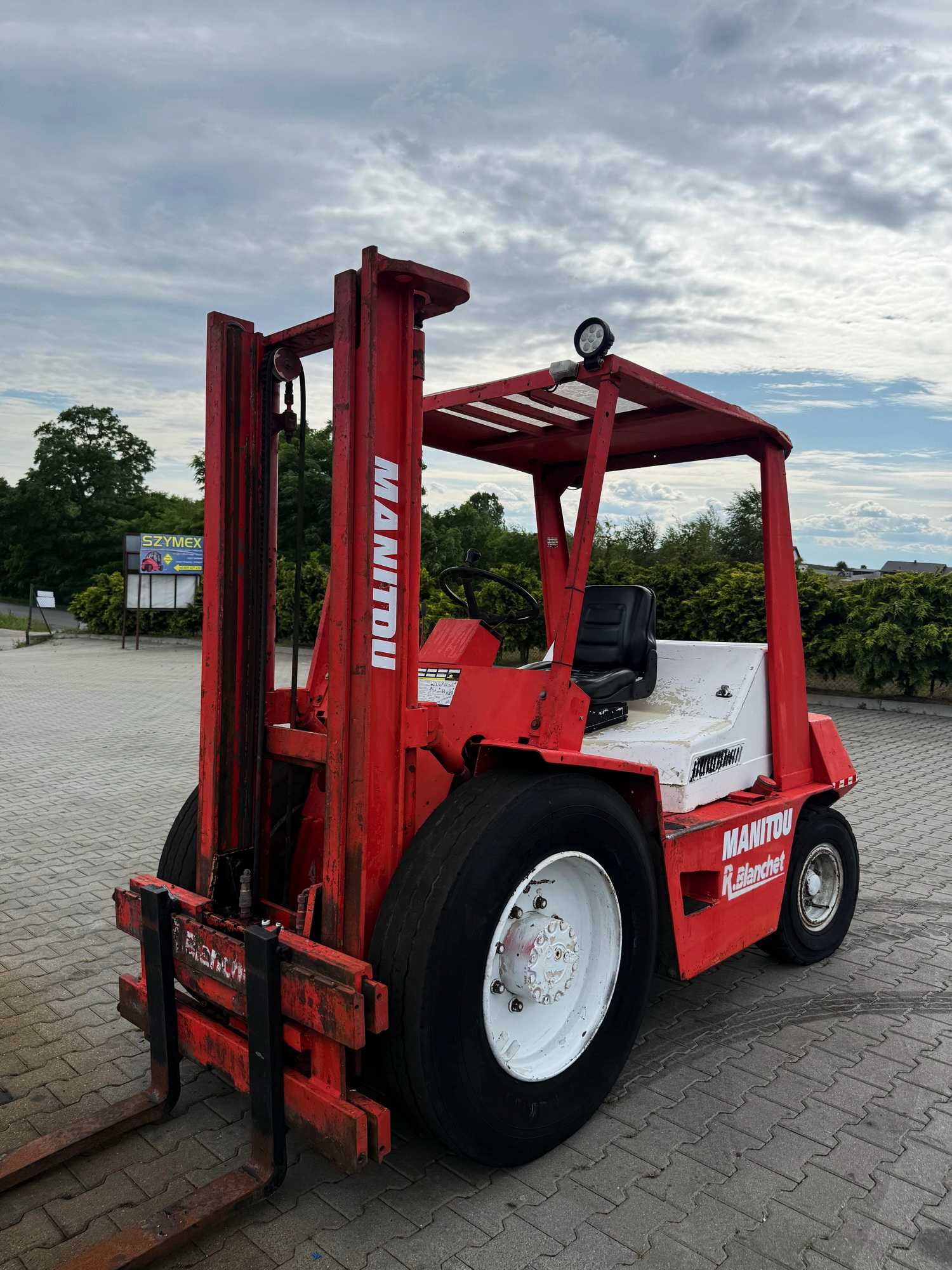 wózek widłowy terenowy MANITOU MCE25 przesuw 2500kg 3.30m IVECO diesel