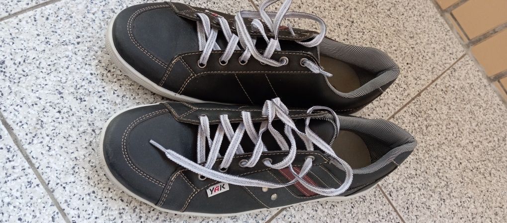 Sapatos de homem 43