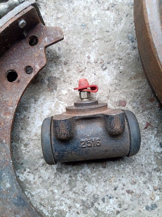 Тормозной цилиндр, барабан, шланг. Уаз Волга.