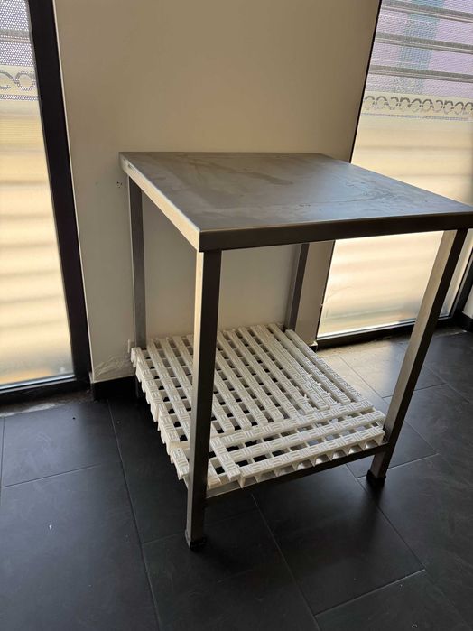 Mesa Industrial em Inox com Prateleira Inferior - 65x65x85 cm