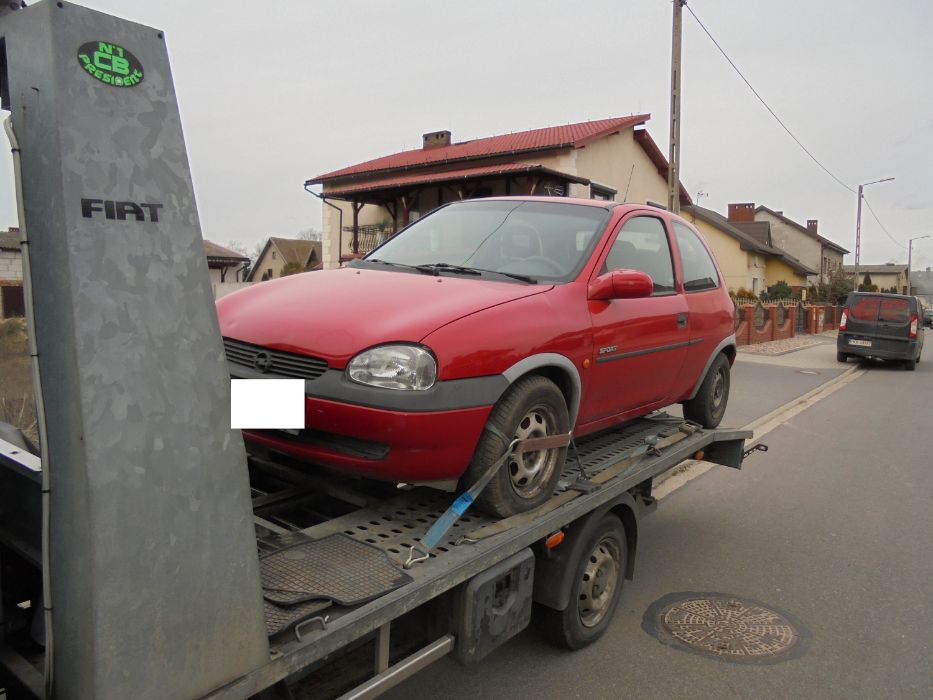 Opel Corsa B czerwona, 1.4 benzyna przeznaczona na części