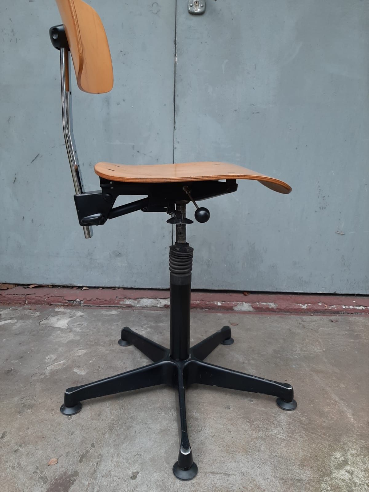 Krzesło do biurka obrotowe z giętej sklejki vintage prl lata 70te