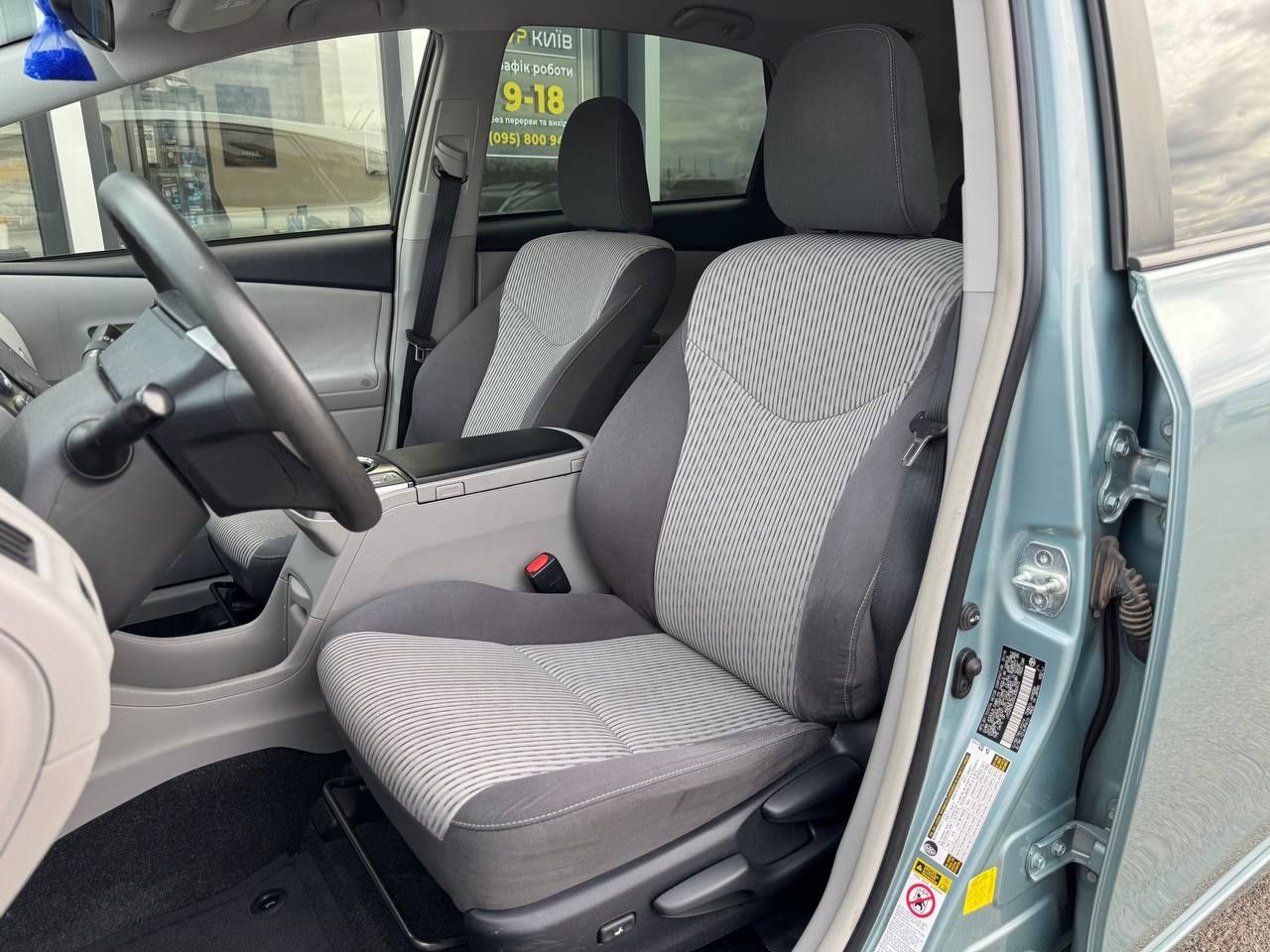 Toyota Prius V 2016 року, 1.8 гібрид, автомат, передній привід, 113т.к