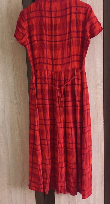 Długa,  rozpinana sukienka, czerwona, z kieszeniami