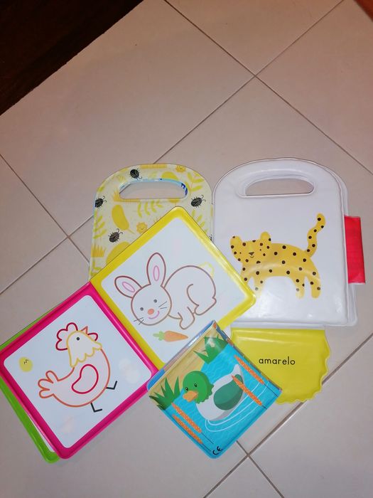 Livros infantis e brinquedos  para o banho