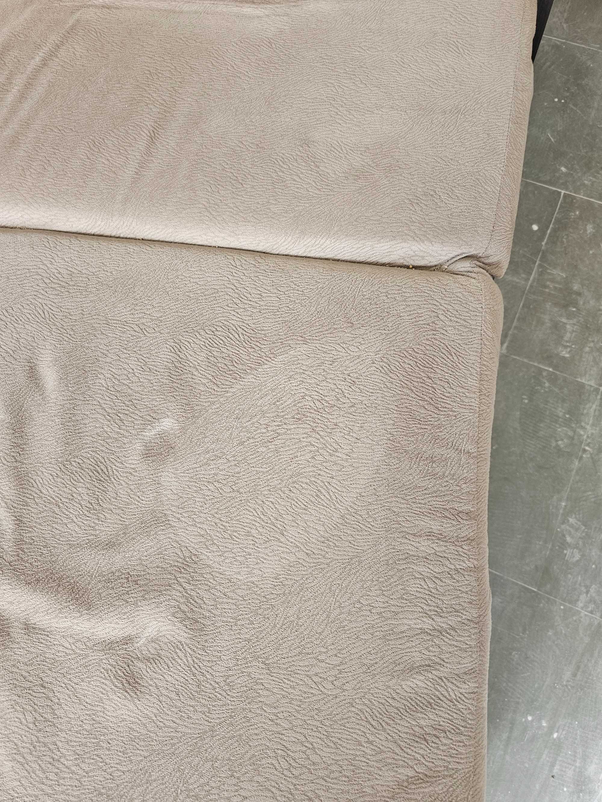 Rozkladana sofa dwuosobowa, z pojemnikiem na pościel
