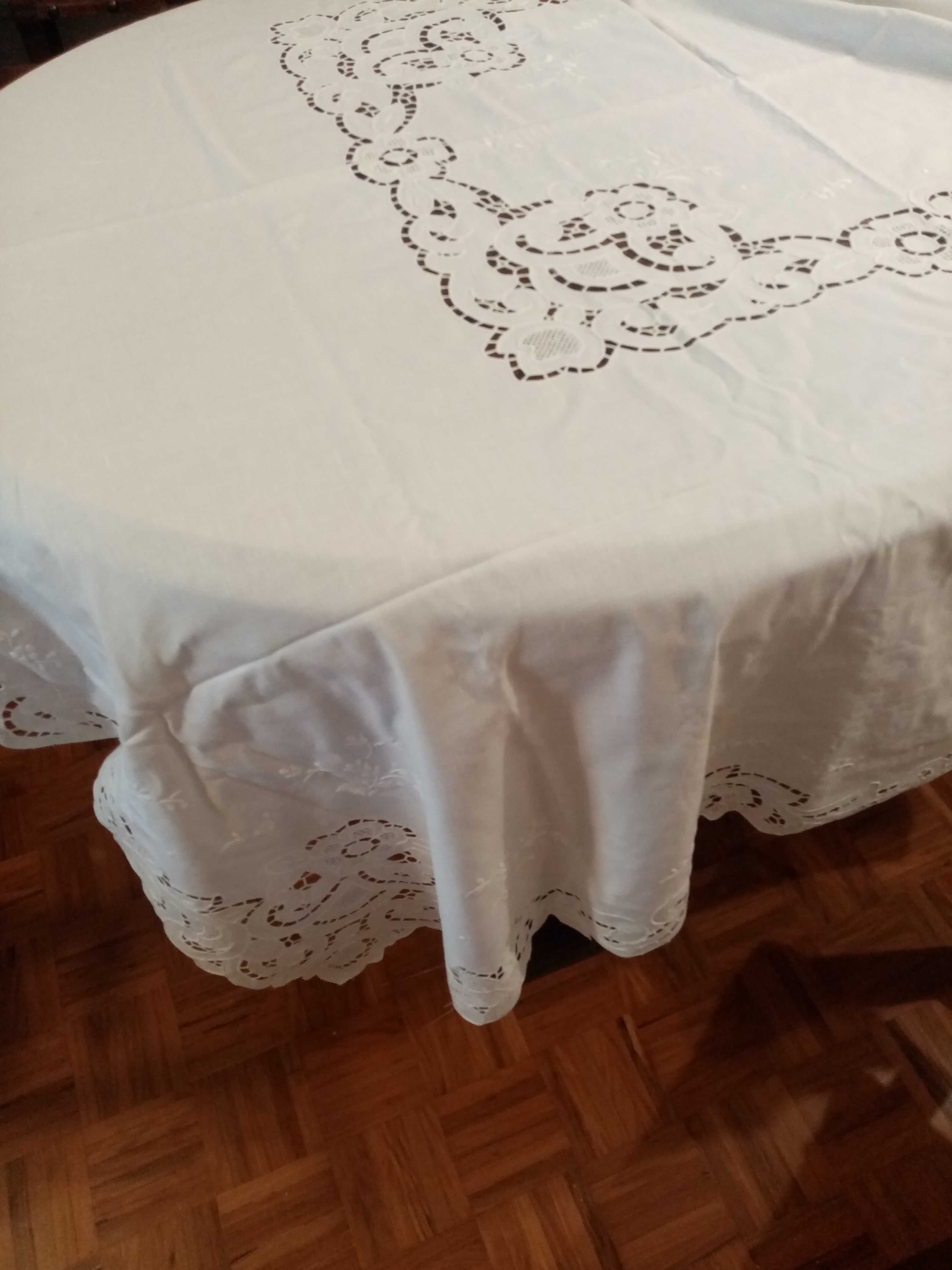 Toalha bordada, mesa de 12 pessoas