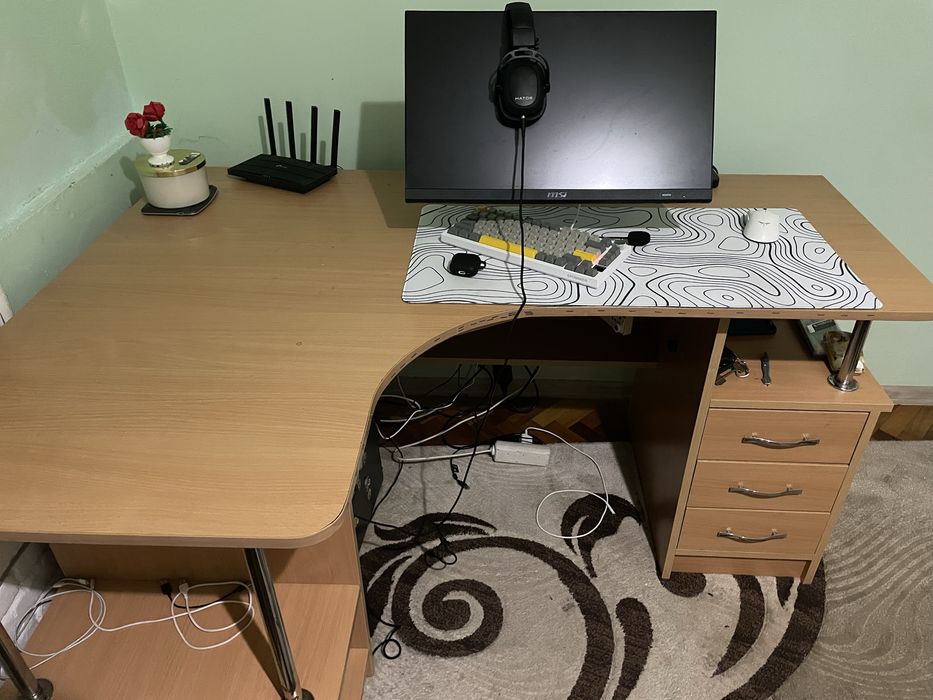 Стіл компʼютерний