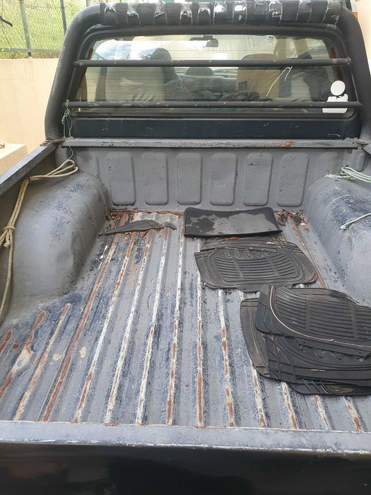 Mitsubishi L200 preta e prateada com engate de reboque