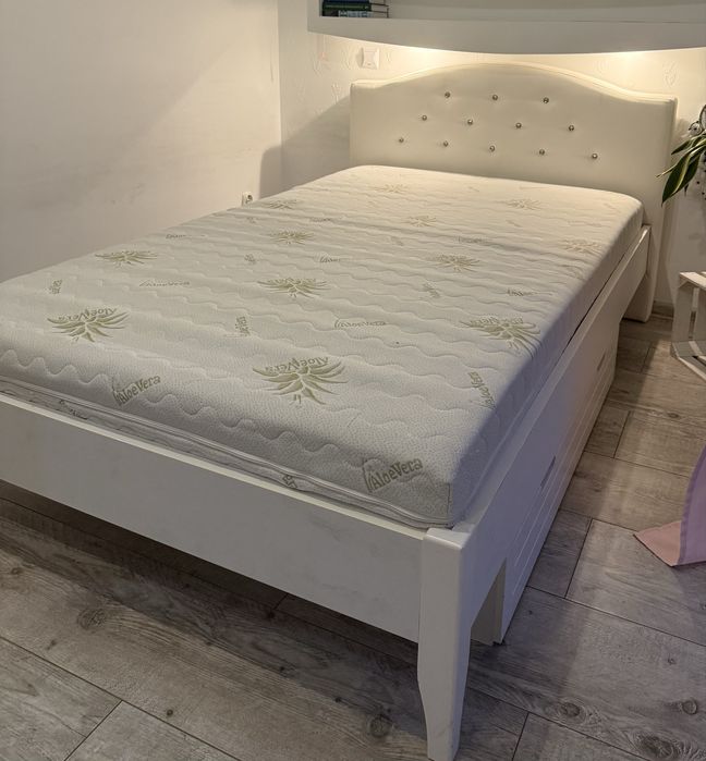 Łóżko z materacem i zagłowi