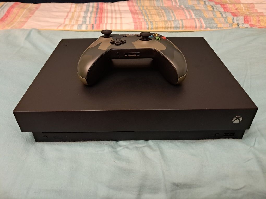 XBOX One X 1tb z padem