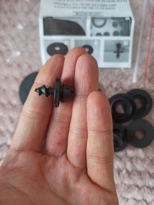 Stopery mocowania uniwersalne do dywanikow z wkretami