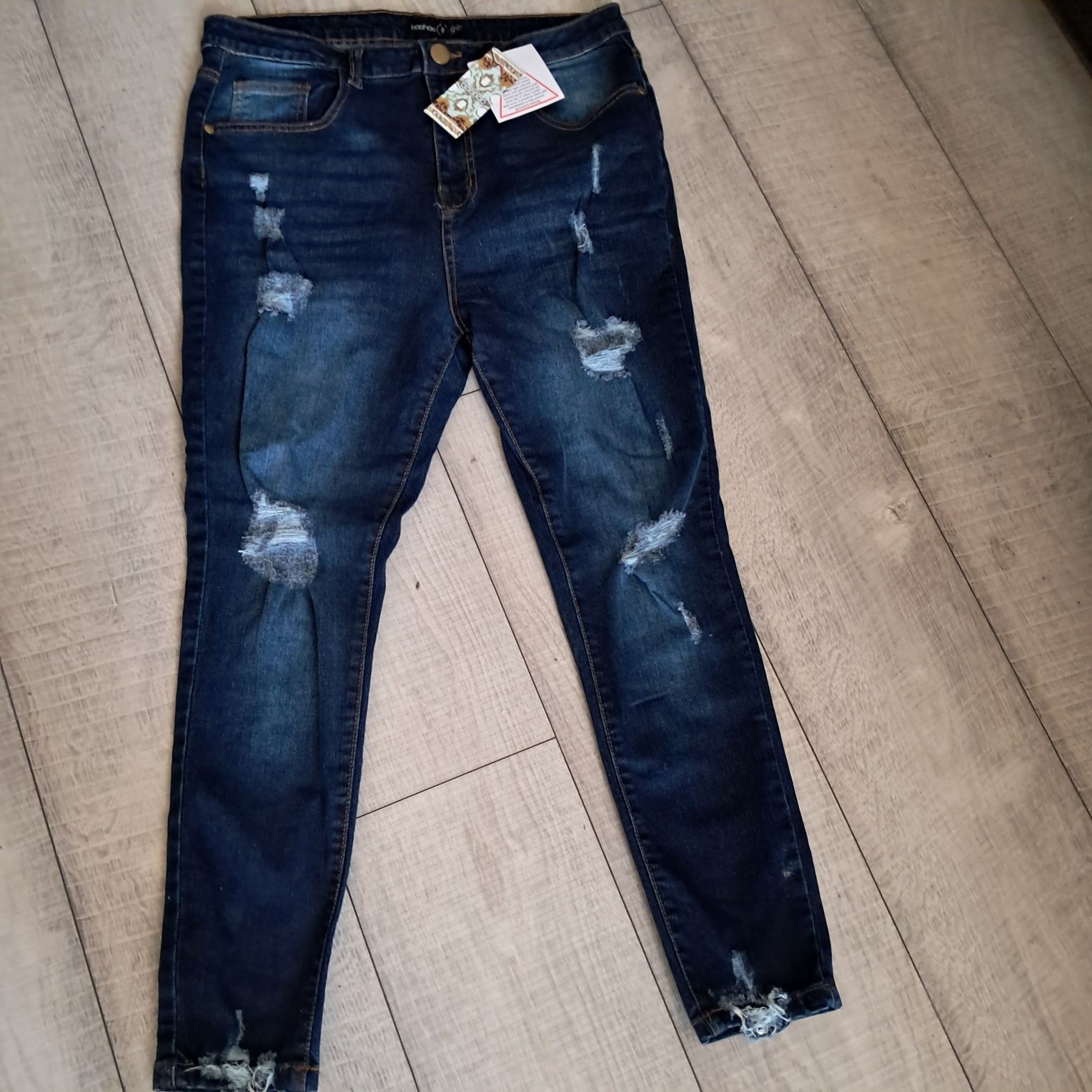 Spodnie jeans boohoo z przetarciami- nowe