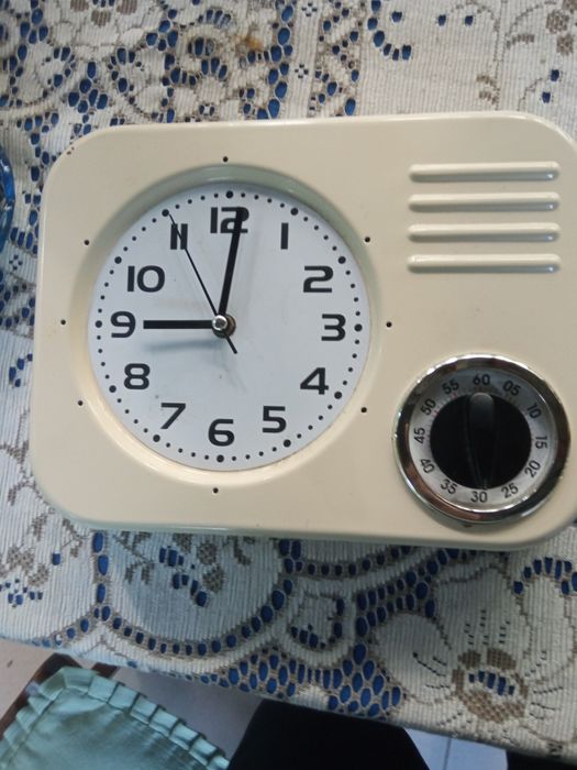 Zegar w stylu retro wiszący