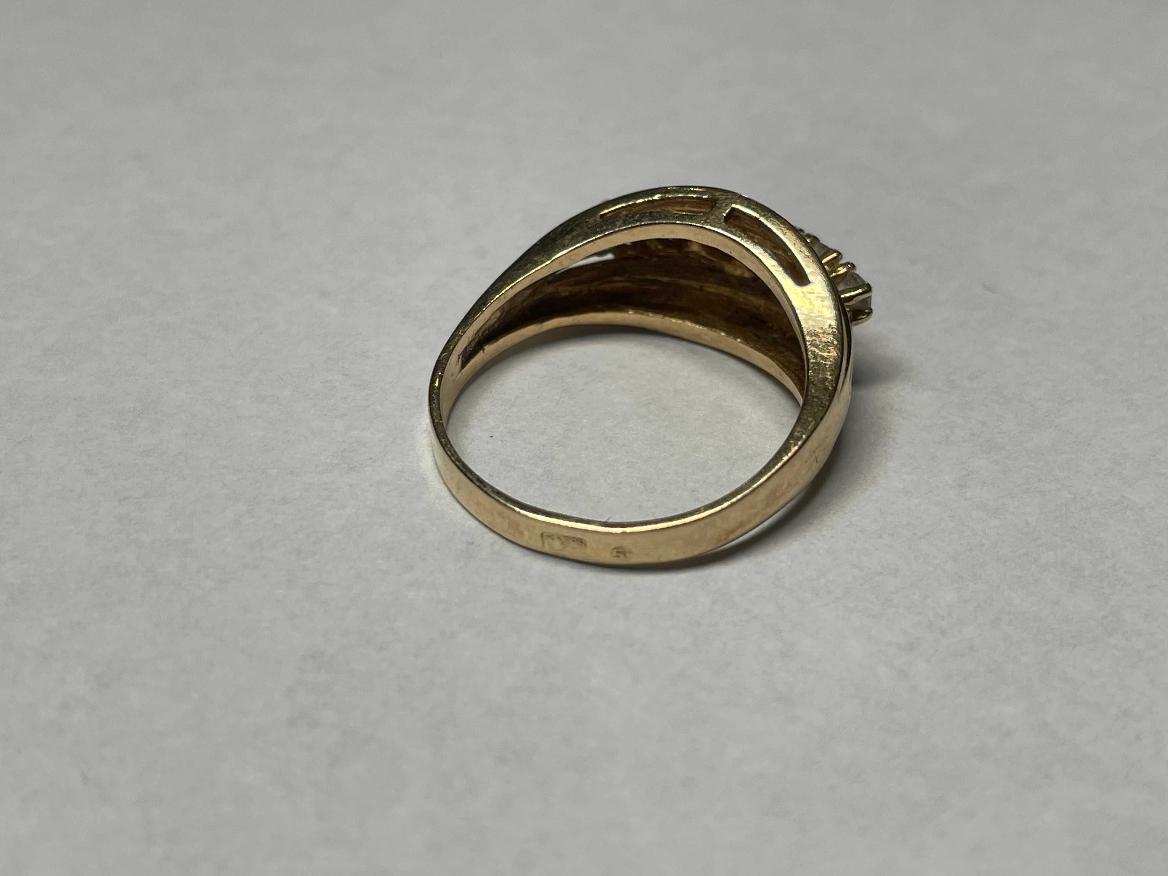 Złoty pierścionek z cyrkoniami 14kt (583) 3,39 gram rozmiar 14