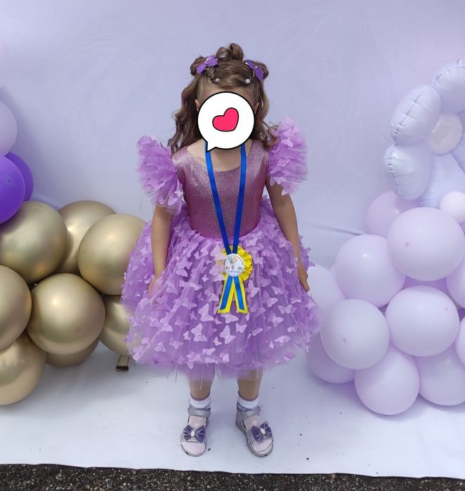 Випускна пишна сукня з метеликами