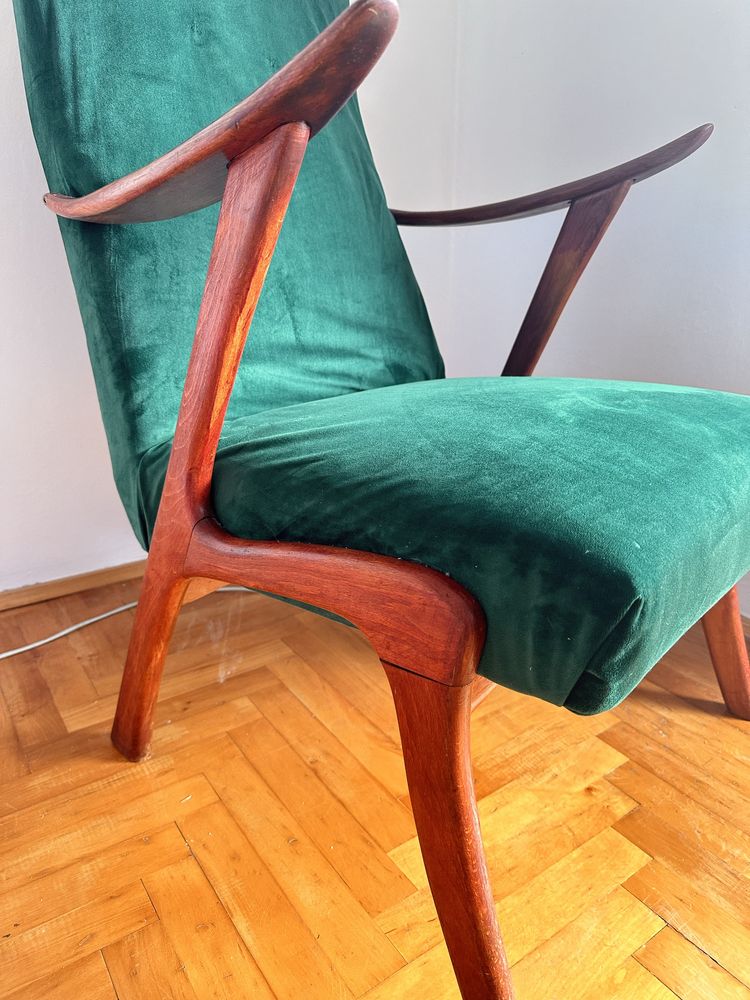Fotel z PRL w stylu retro z drewnianymi podłokietnikami