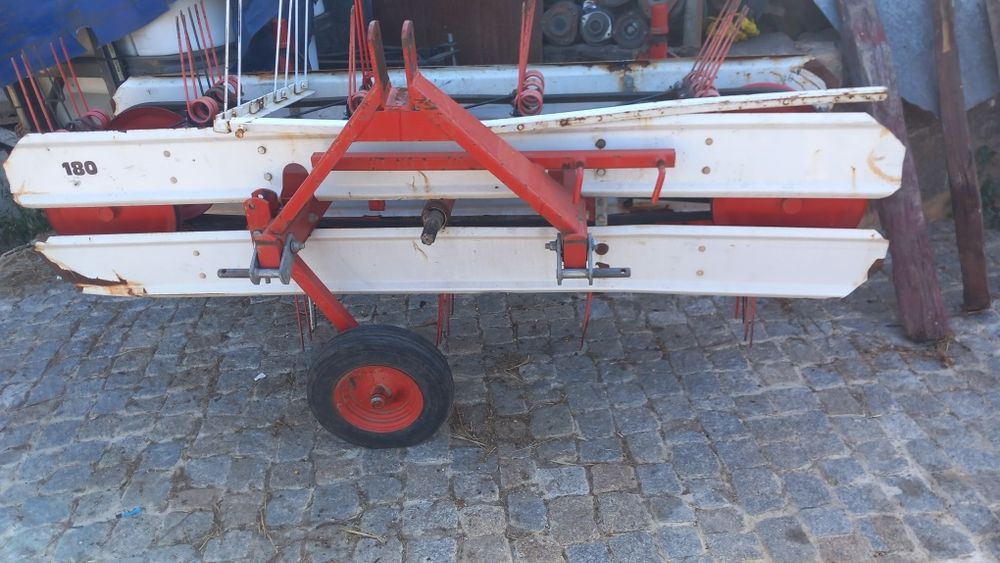 Varias alfaias agrícolas  ver as fotos