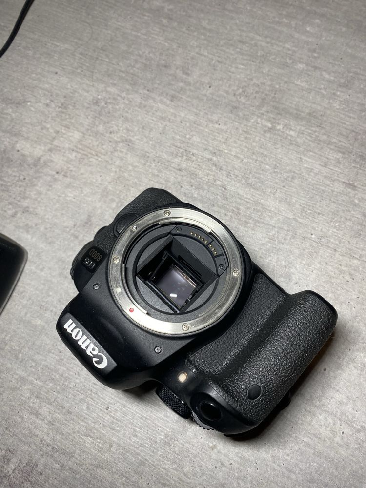 Canon 800D + lente 18-55 mm + 3 baterias + cartao de memoria 64 GB