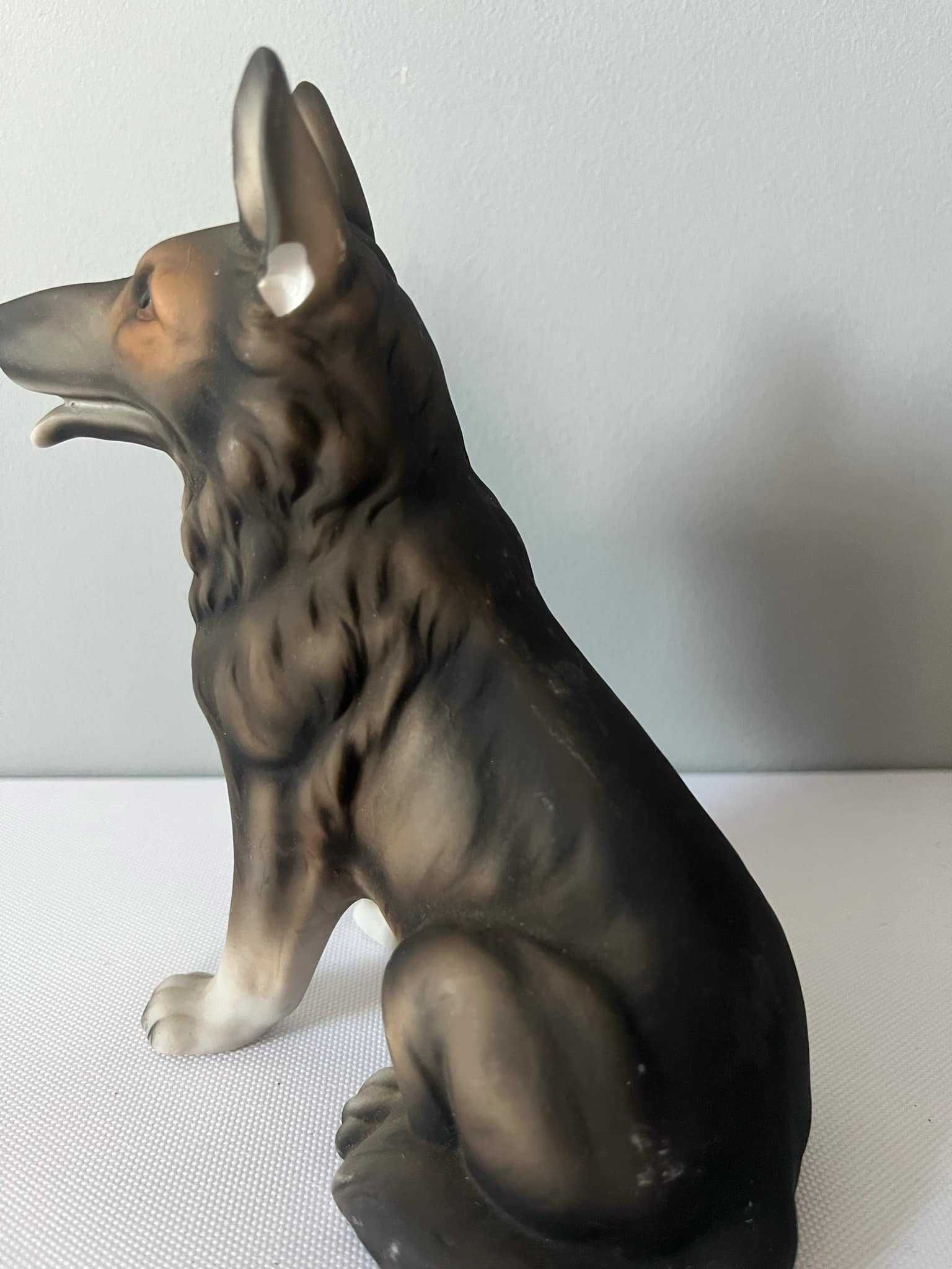 Pies owczarek porcelanowa figurka sygnowana