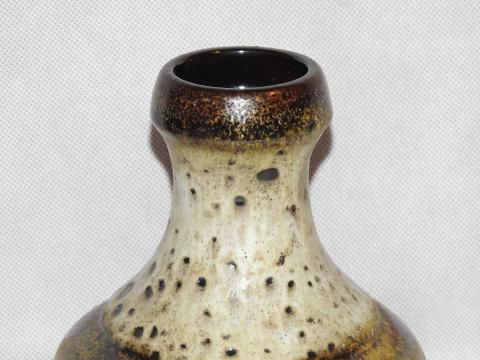 Śliczny stary ceramiczny wazonik niemiecki lava-sygnowany.