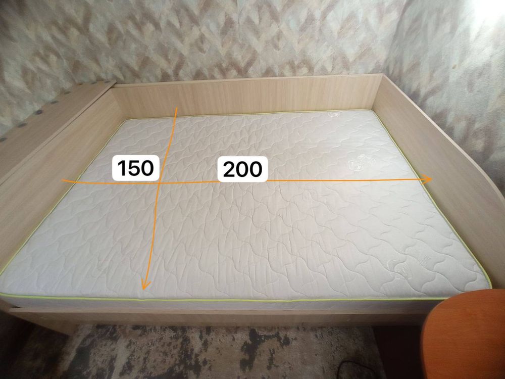 Кровать з матрацом