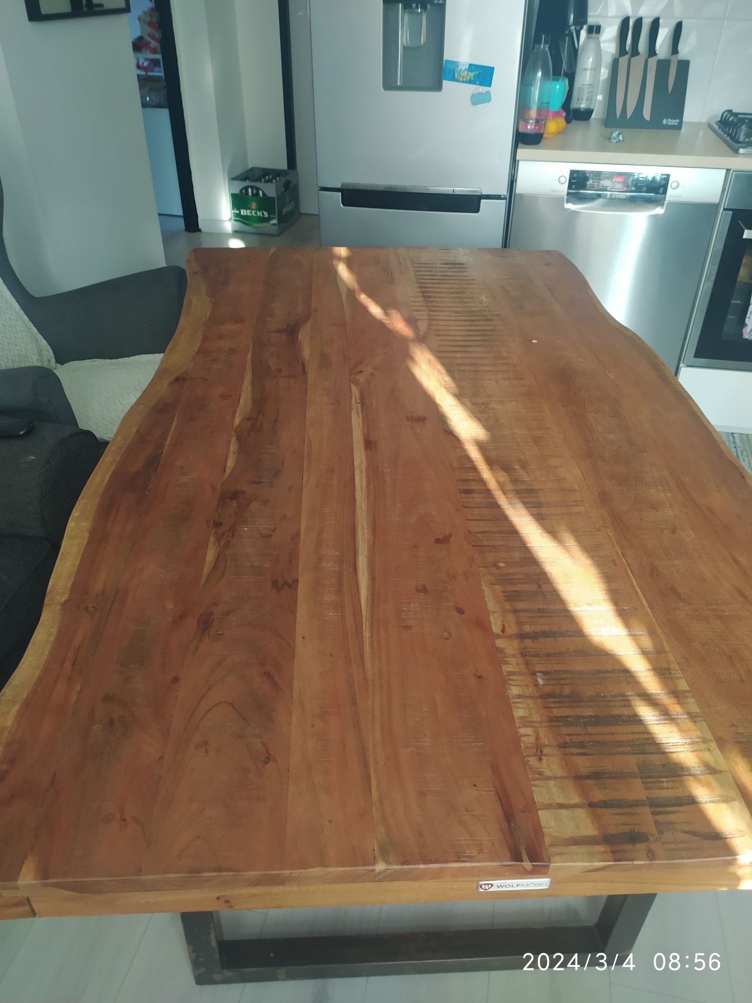 Stół drewniany na stalowych nogach