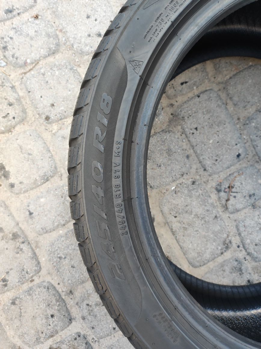 245.40.18 Dwie opony zimowe Pirelli Sottozero 3