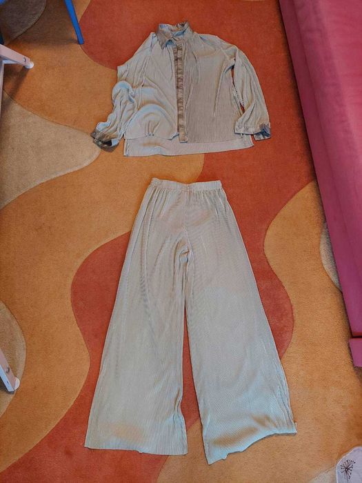 брючный костюм оливкового цвета