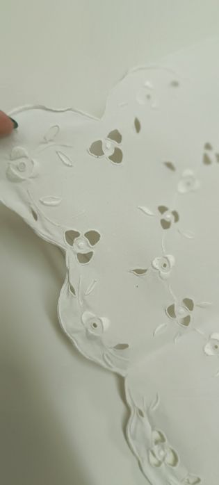 Lençol branco bordado para cama de bebé