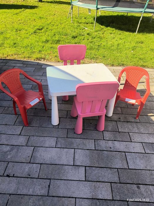 stolik ikea dla dzieci dwa różowe krzesełka