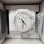 Omega x Swatch SO33W700 Snoopy Biel i Elegancja