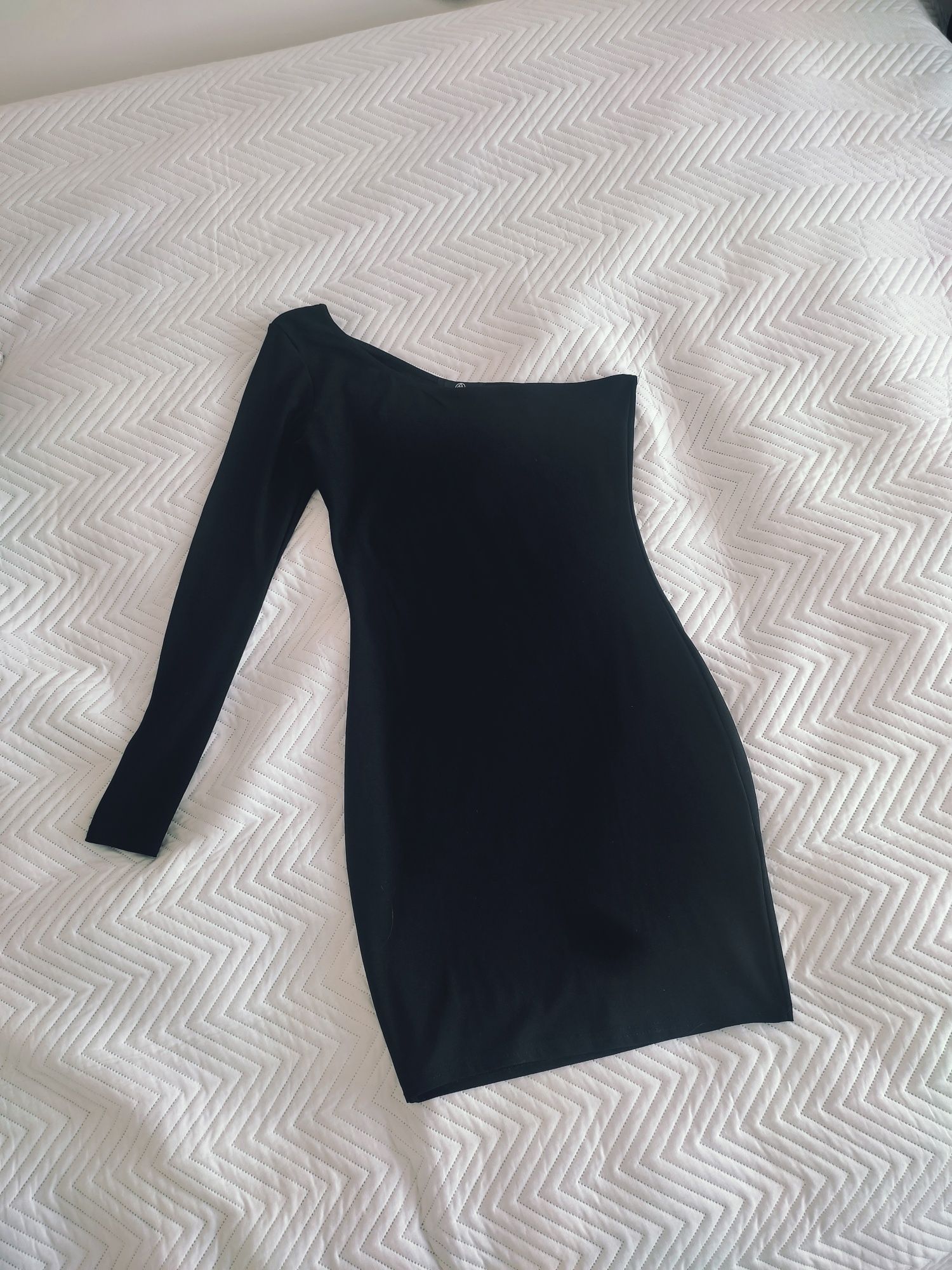 Czarna sukienka mini na jedno ramię missguided roz 34