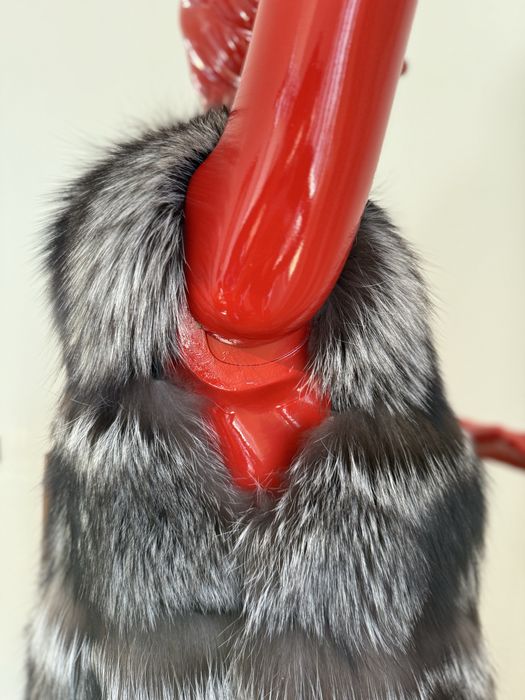 Kamizelka z naturalnego futra srebrnego lisa. Modny fason, stan bd.