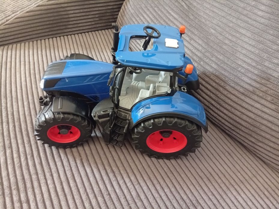 Zabawka traktor New Holland bruder