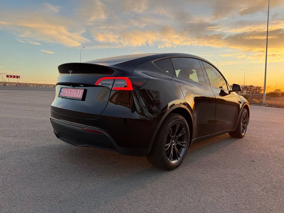 Tesla  Y 2024 82kwt   RWD