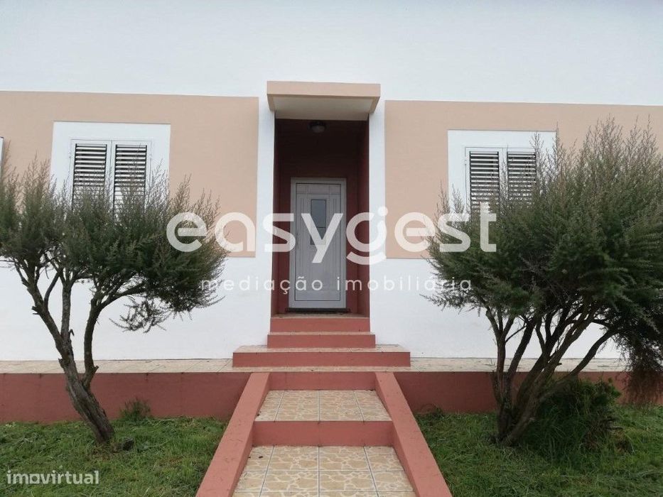 Moradia V4 em Excelente Conservação com Pomar - Fontinhas